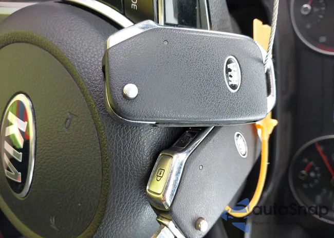 3KPF24AD8ME412564: 43692632