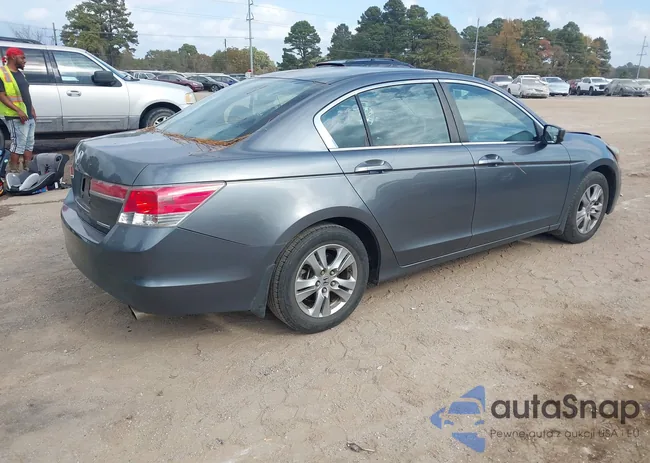 1HGCP2F63BA037073: 43698440