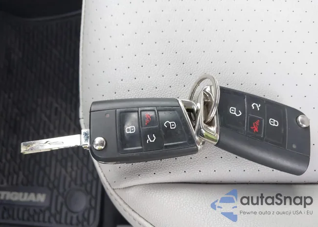 3VV2B7AX1LM071945: 43701329