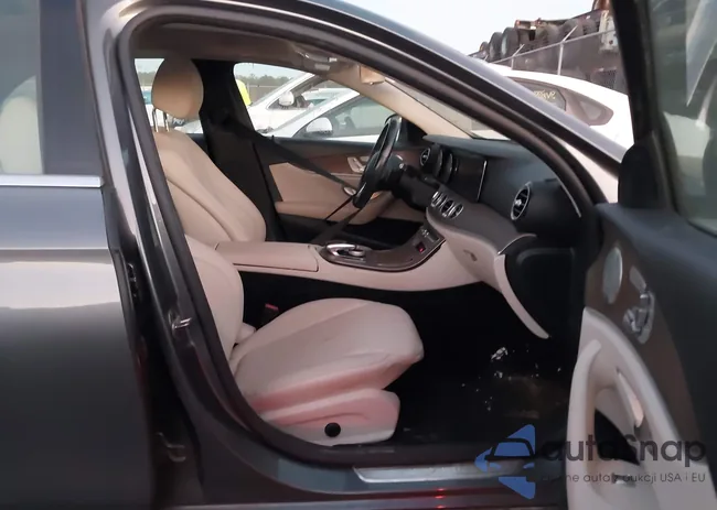 WDDZF4JB4KA584158: 43700942