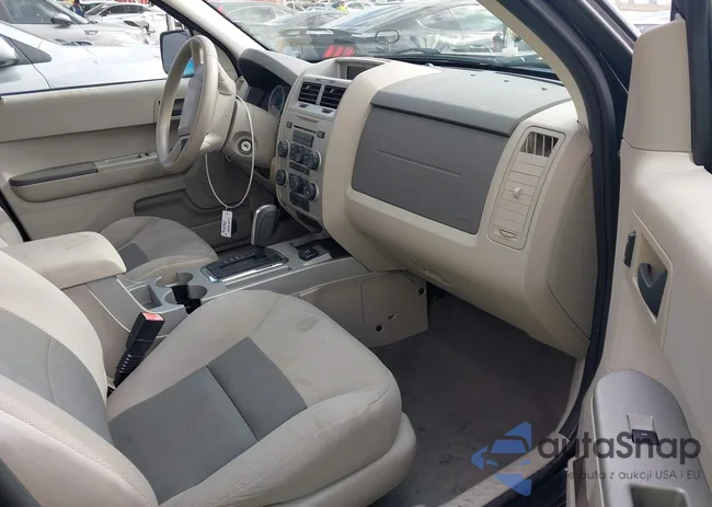 1FMCU49H18KB27501: 43709010