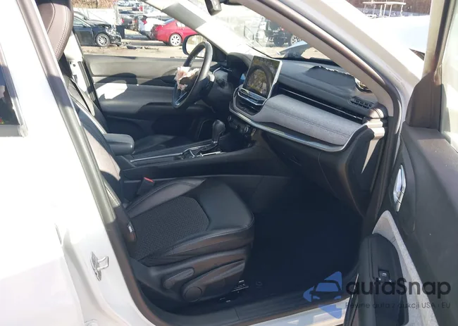 3C4NJDBB5NT221418: 43717375