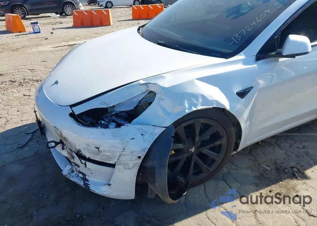 5YJ3E1EB1NF257837: 43724609