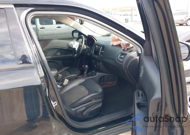 3C4NJDDB5JT501735: 43728282