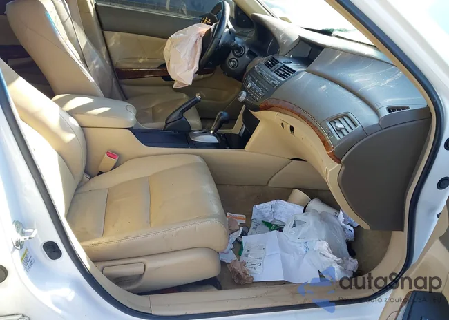 1HGCP26819A142108: 43732697