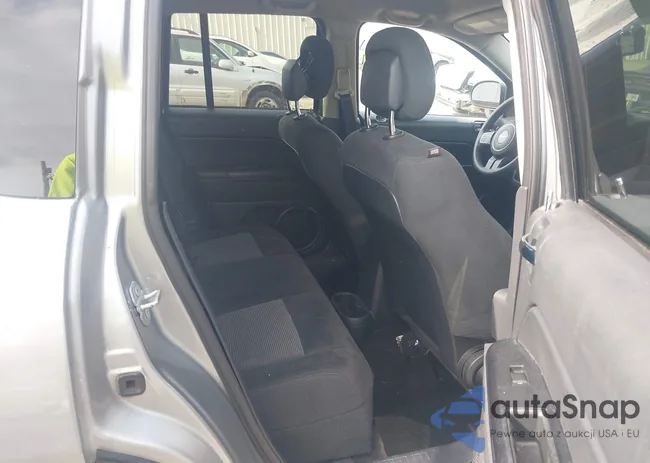 1C4NJCBA9GD560886: 43738351