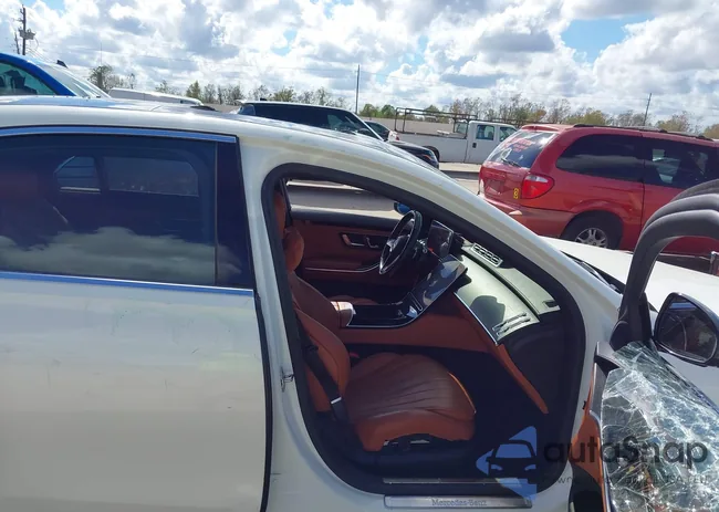 W1K6G6DB1NA077651: 43738455