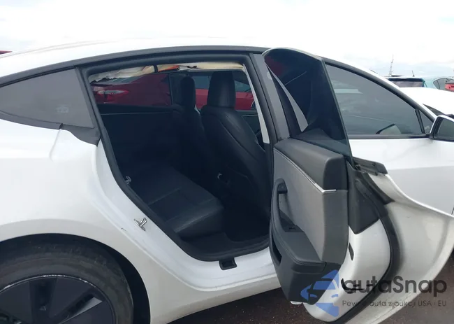 5YJ3E1EA5RF830803: 43741663