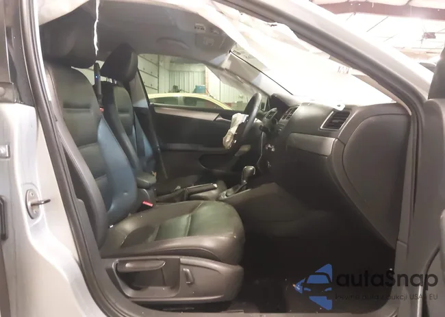 3VWDP7AJ8DM450637: 43760168