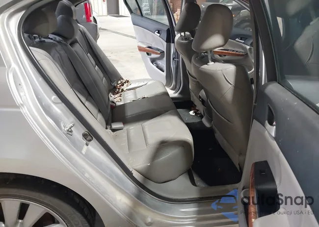 1HGCP2F82BA100214: 43765312