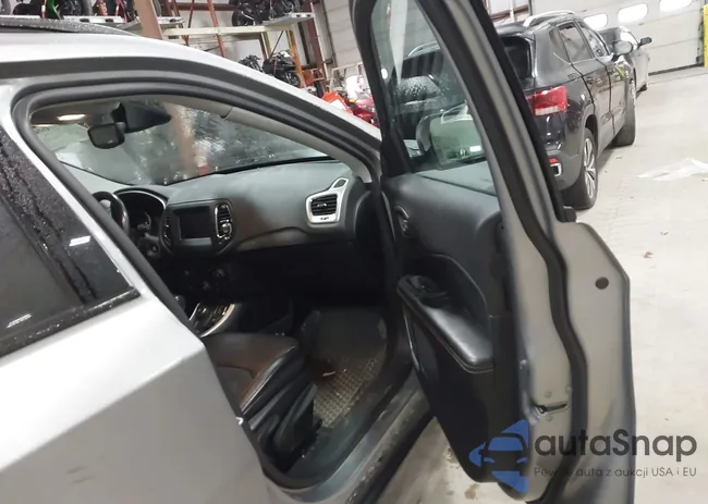 3C4NJDBB1JT349519: 43766654