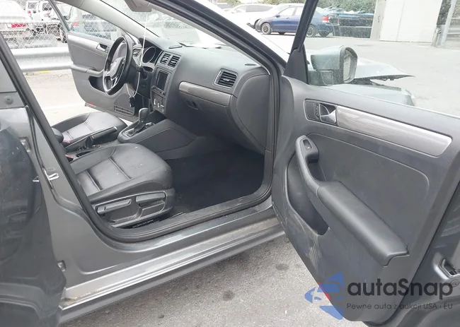 3VWDB7AJXJM257741: 43788155