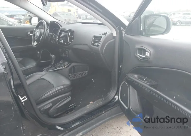 3C4NJDBB3JT313623: 43792664