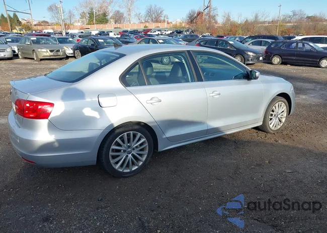 3VWL17AJ3EM394900: 43801137