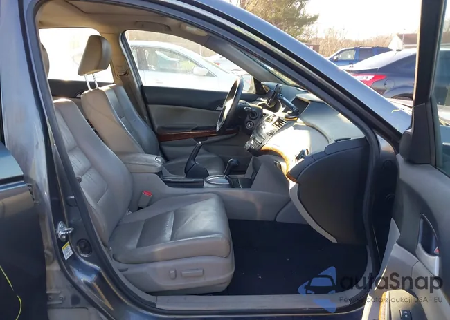 1HGCP3F84BA010715: 43805385