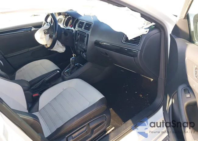 3VWD17AJ3FM213834: 43806385