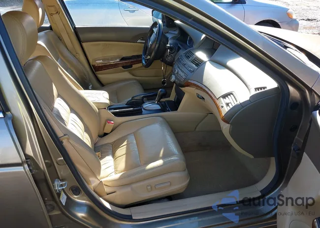 1HGCP3F8XAA016100: 43813226