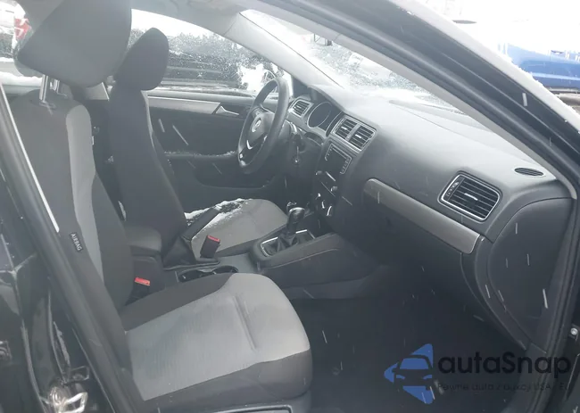 3VW2B7AJ5JM263907: 43813371