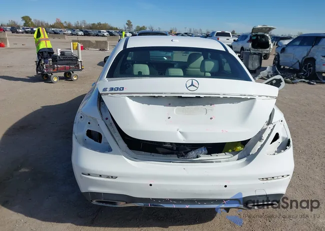 WDDZF4JB1HA023697: 43826858