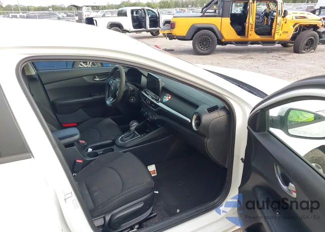 3KPF24AD9ME340676: 43831471