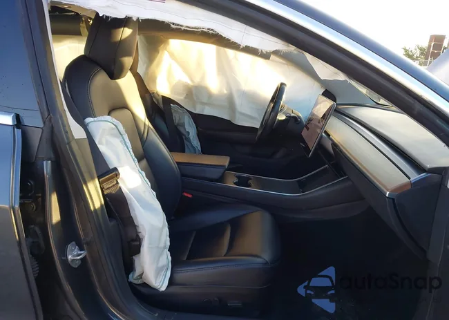 5YJ3E1EB1JF083052: 43833944