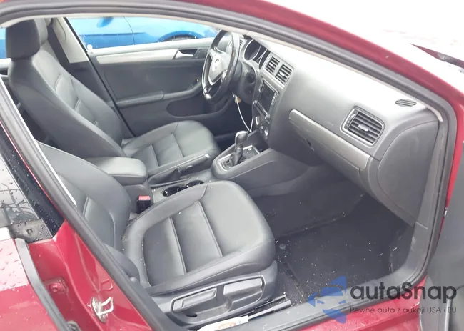 3VWDB7AJ8HM293633: 43842029