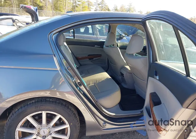 1HGCP3F8XCA027696: 43843312