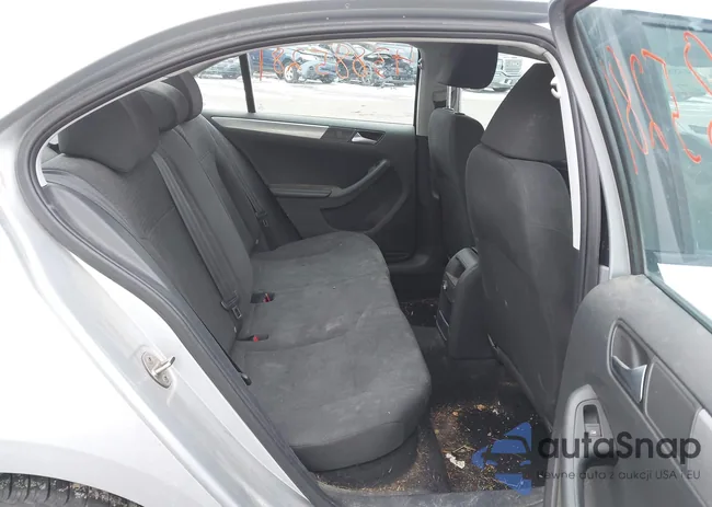 3VWD17AJXFM271472: 43885281