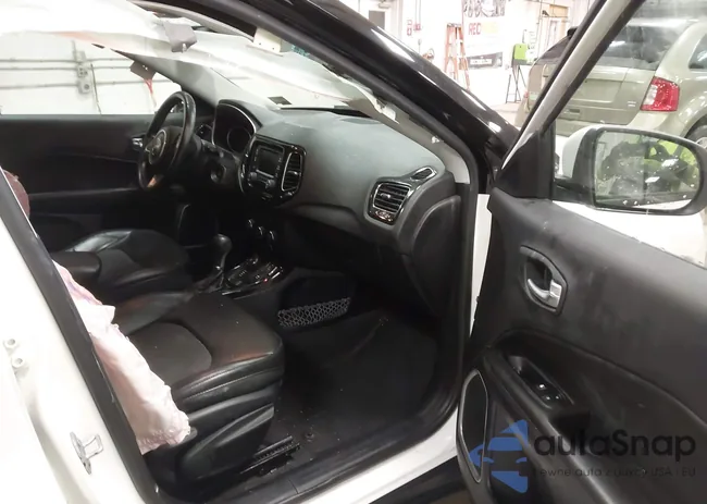 3C4NJDBB6JT304043: 43899326