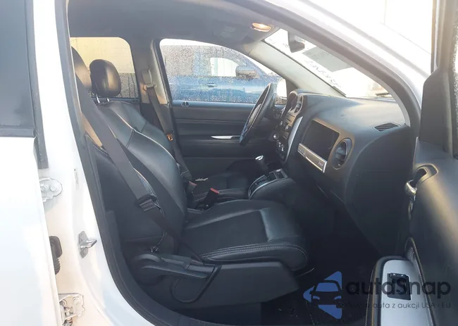 1C4NJDEB3GD542619: 43901761