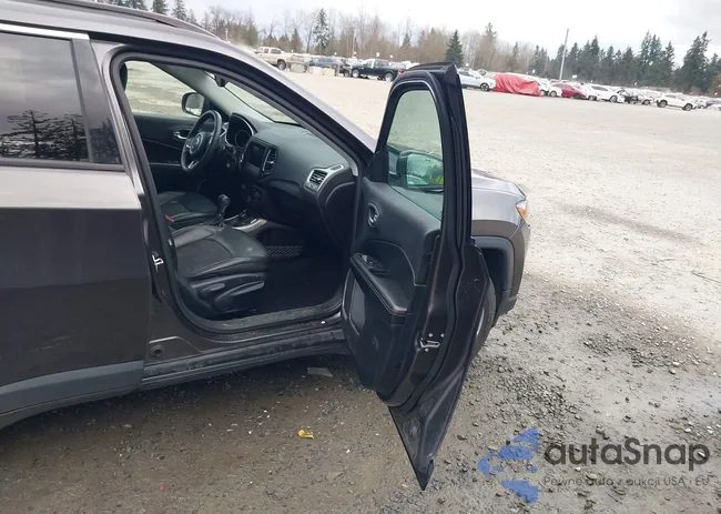 3C4NJDBB3JT375992: 44505046