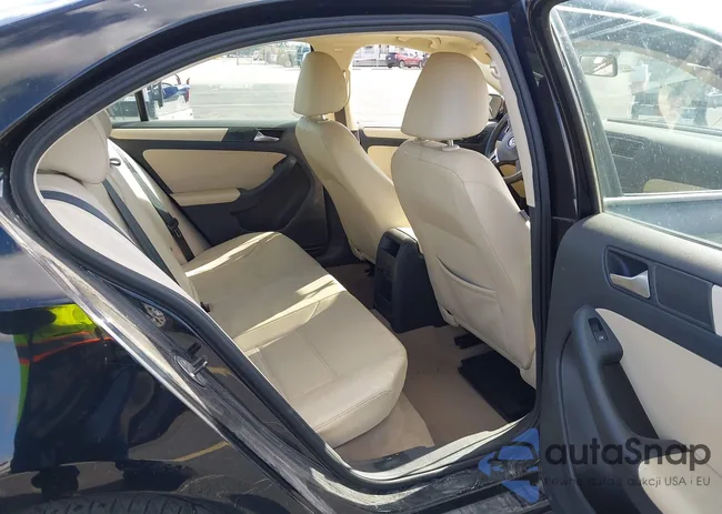 3VWDX7AJ3CM108415: 44516446