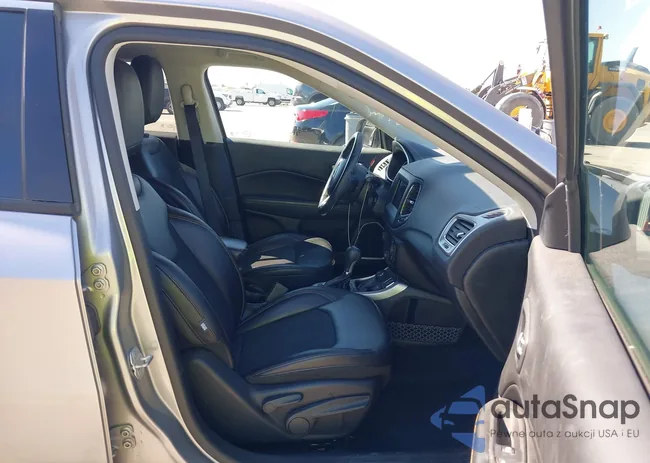 3C4NJDBB4JT176692: 44551859