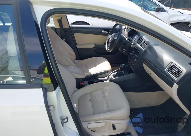 3VWD17AJ3EM371458: 44559728