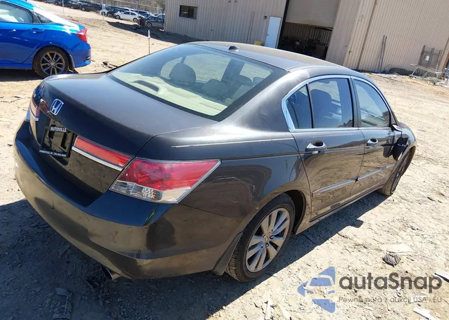 1HGCP2F81BA077671: 44650462