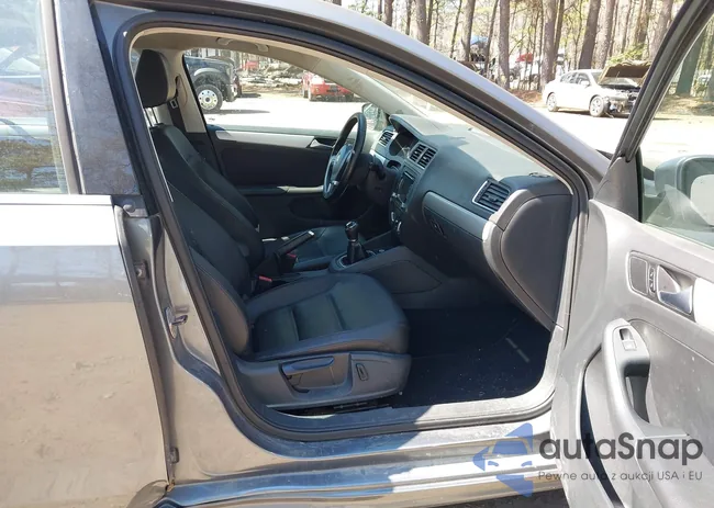 3VWB07AJ5EM440886: 44659550