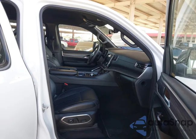 1C4SJRBPXRS102427: 44683534