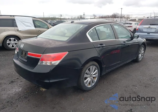 1HGCP2F83BA028844: 44686353