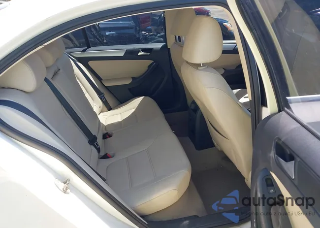 3VWLL7AJ1CM424077: 44700429