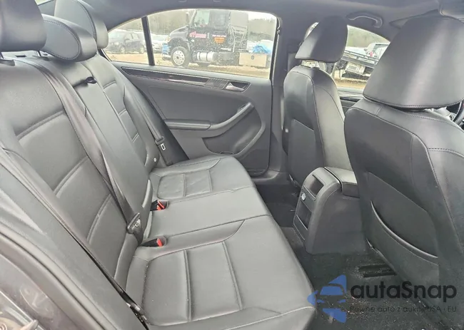 3VWD17AJ2JM229743: 98684585