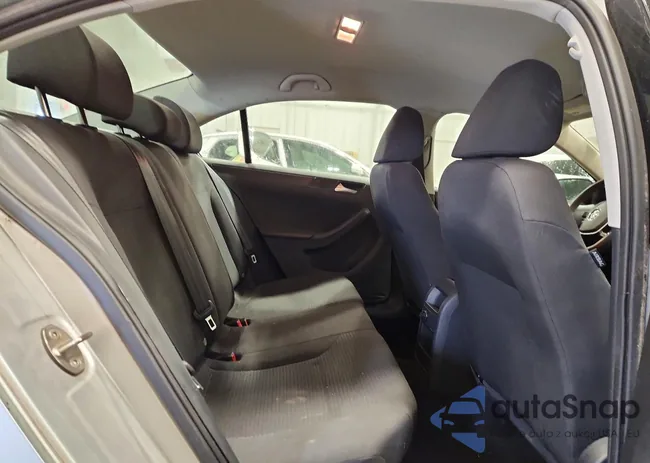 3VWLA7AJ8FM340445: 75774225