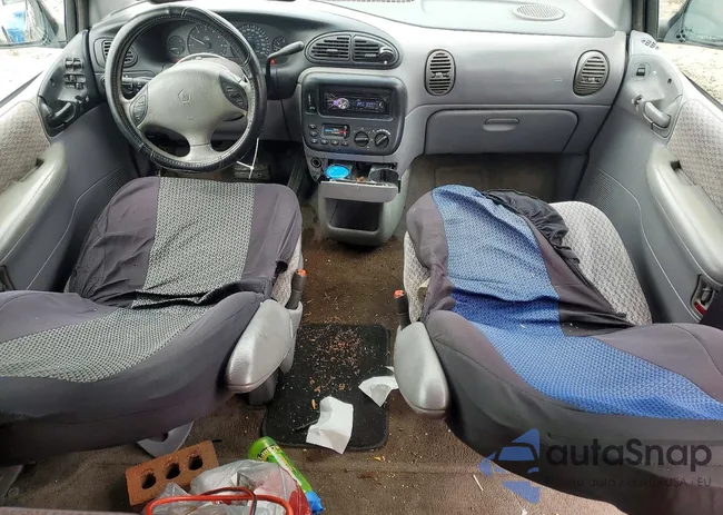 2B4GP44G8YR733033: 79058805