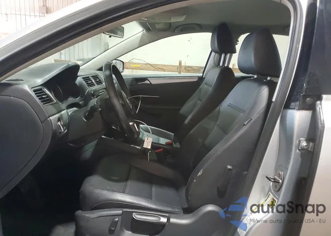 3VWDP7AJ5DM412850: 77708555