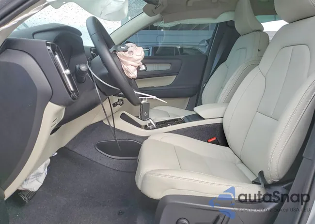 YV4L12UE9R2307628: 75646165