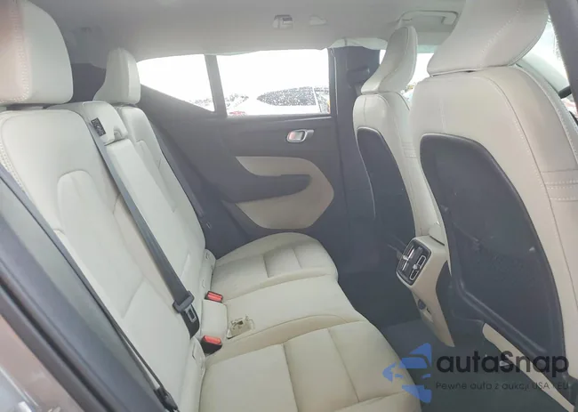 YV4L12UE9R2307628: 75646165