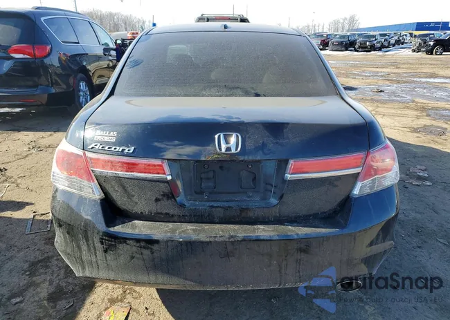 1HGCP2F81BA100687: 77203085