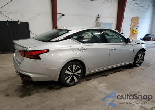 1N4BL4EW2KC137078: 81682155