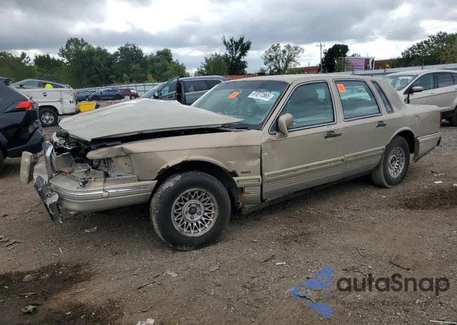 1LNLM82W4TY607103: 81811565