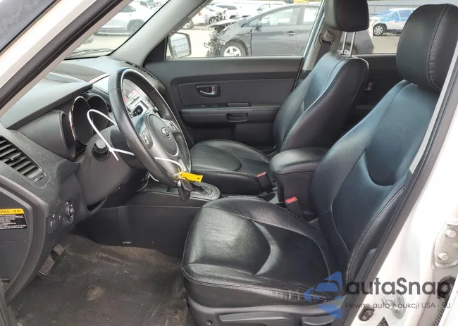 KNDJT2A2XB7724084: 82506375