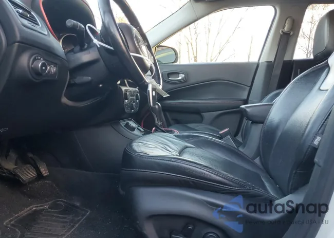 3C4NJDDB8JT144745: 90781575